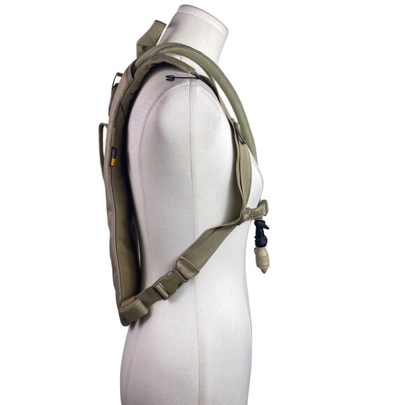 CamelBak Maximum Gear Desert Camo Nylon With Adjustable Straps Hydration Pack 3L - Picture 8 of 9